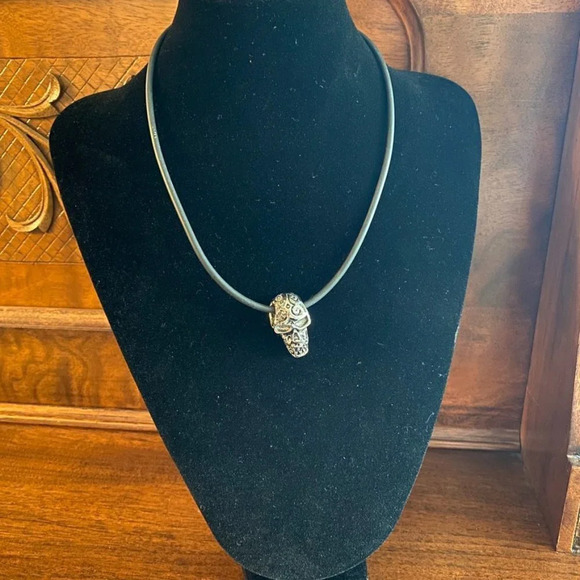 Gothic Scull Pendant Necklace - Picture 4 of 7